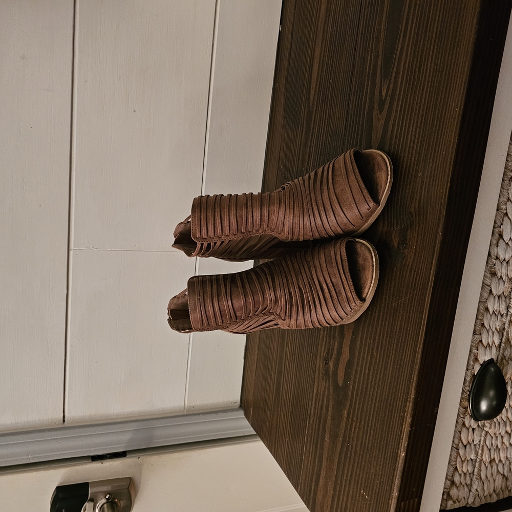 JustFab Brown Ribbed Knit Heels
